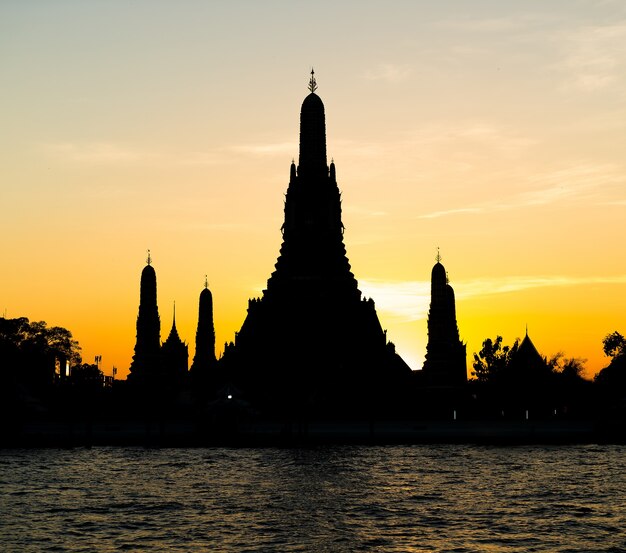 Silhouette du temple de Wat Arun à Bangkok