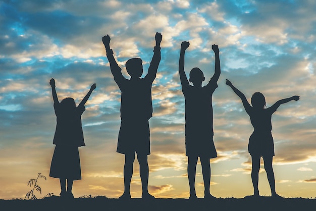 Silhouette d&#39;enfants jouant