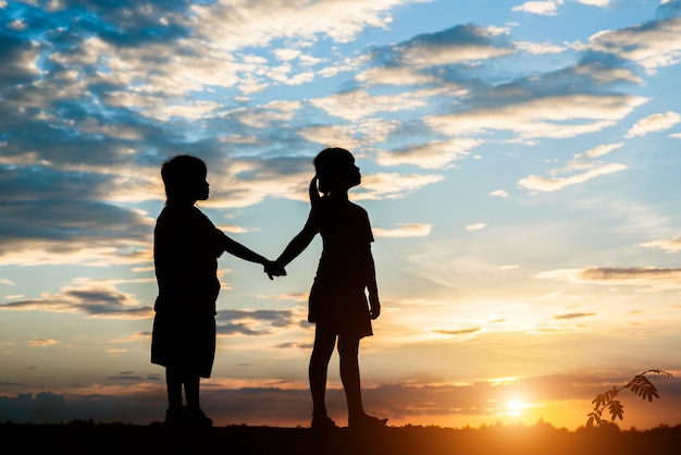 Photo gratuite silhouette d'enfants jouant