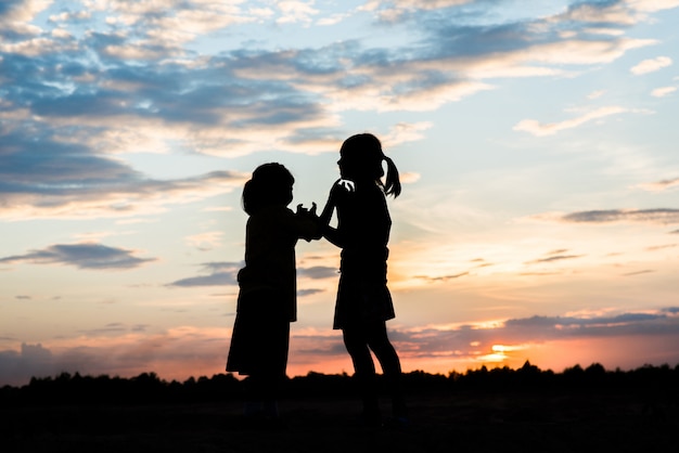 Photo gratuite silhouette d'enfants jouant