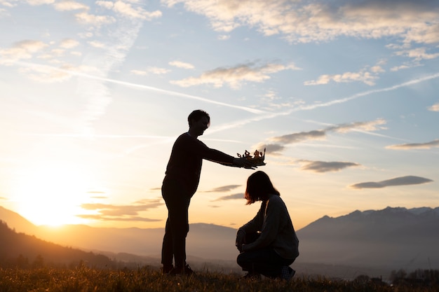 Photo gratuite silhouette familiale complète dans la nature au coucher du soleil