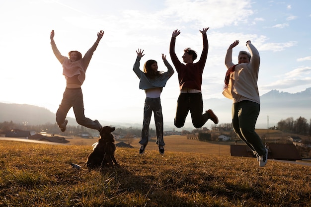 Photo gratuite silhouette familiale complète dans la nature