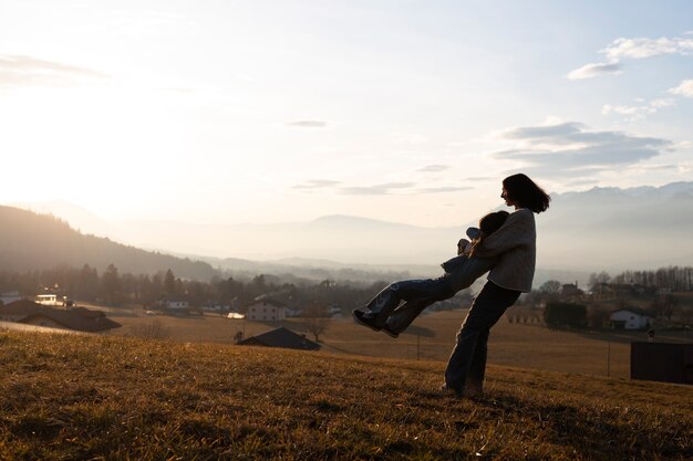 Silhouette familiale complète dans la nature