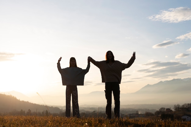 Photo gratuite silhouette familiale complète dans la nature