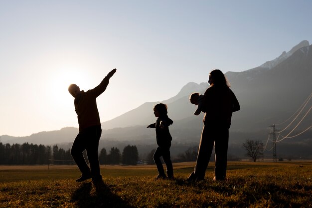 Silhouette familiale complète dans la nature