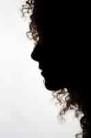 Photo gratuite silhouette de femme aux cheveux bouclés