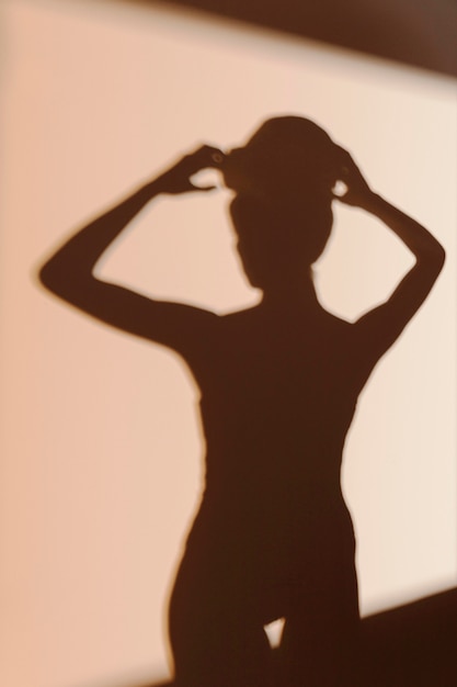 Photo gratuite silhouette de femme gracieuse après la douche