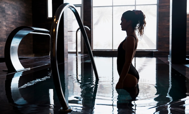 Silhouette de femme en spa