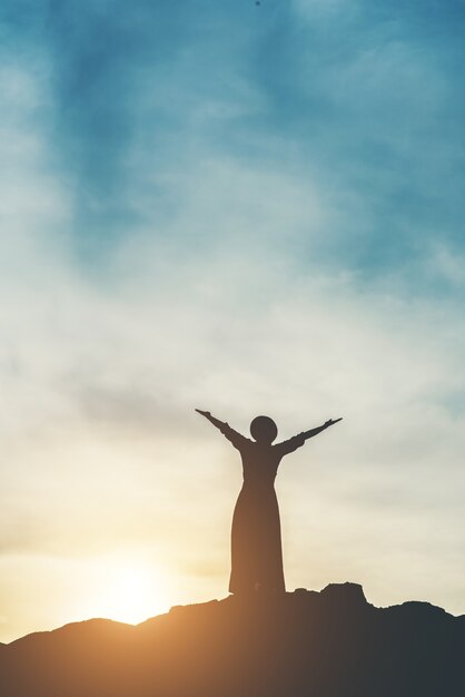 Silhouette de gens heureux temps