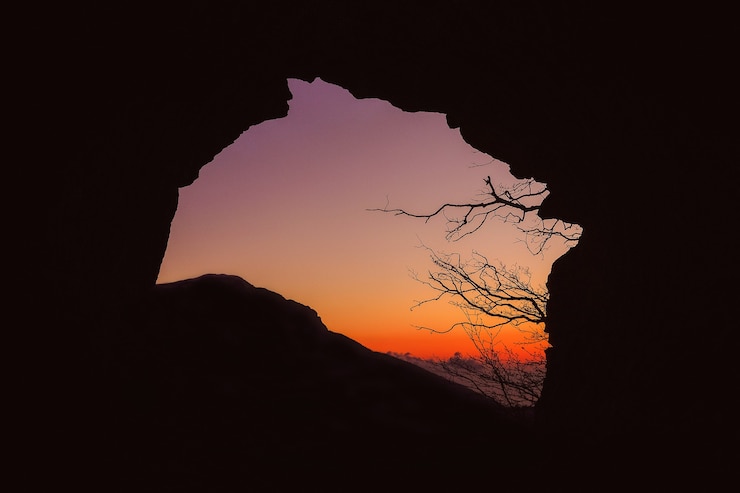 Photo gratuit silhouette de grotte au coucher du soleil