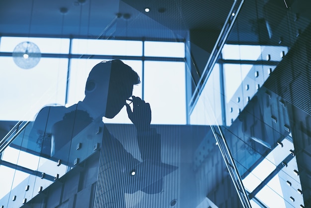 Silhouette d&#39;un homme d&#39;affaires avec des lunettes