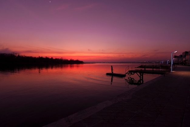 Silhouette d'homme long shot au coucher du soleil