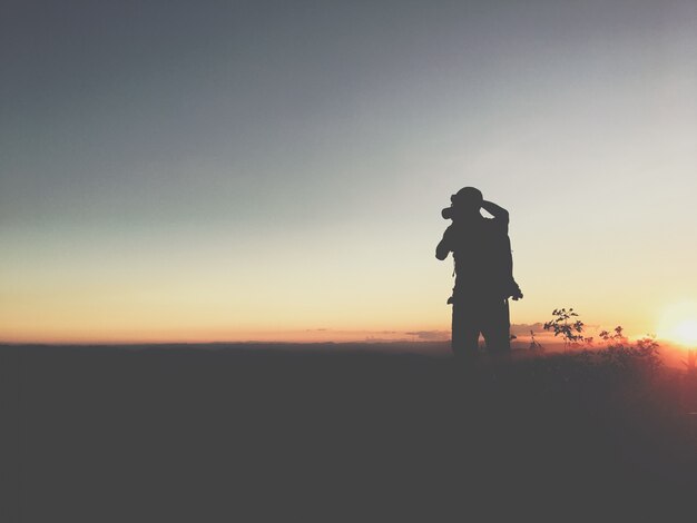 Silhouette homme en montagne