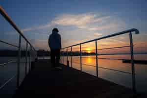 Photo gratuite silhouette d'homme plein coup au coucher du soleil