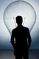 Photo gratuite silhouette d'hommes d'affaires avec un fond lightbulb