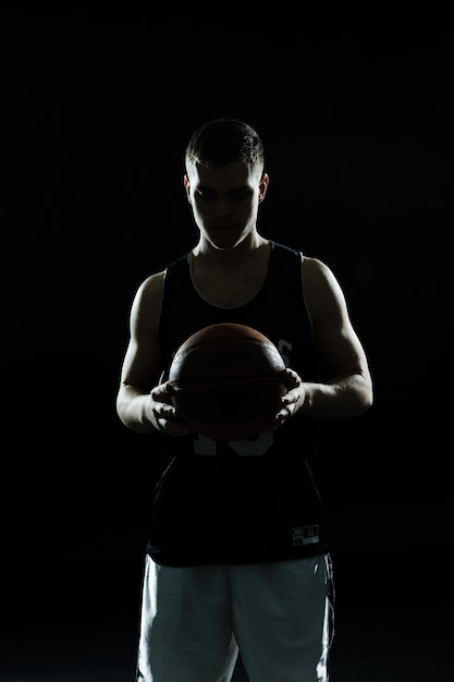 Photo gratuite silhouette de joueur de basket-ball avec ballon