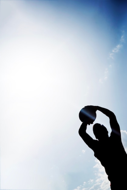 Silhouette de joueur de basket-ball avec effet solaire