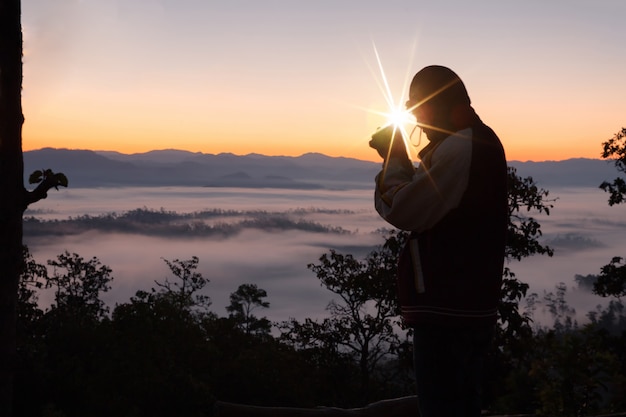 Silhouette de la main de l&#39;homme chrétien priant, spiritualité et religion, homme priant Dieu.