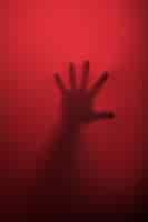 Photo gratuite silhouette de main terrifiante en studio
