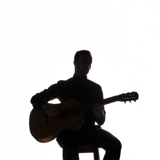 Photo gratuite silhouette d'un musicien jouant de la guitare