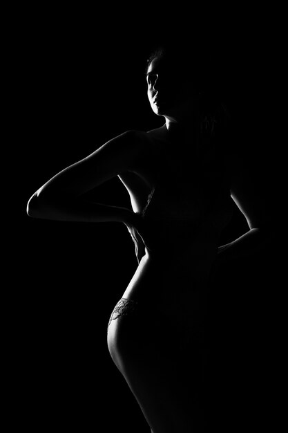 Silhouette noir et blanc d'une femme jeune, sportive et sexy en lingerie