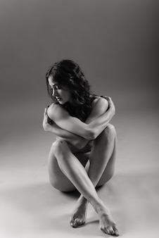 Silhouette nue féminine, une jeune femme séduisante au corps nu