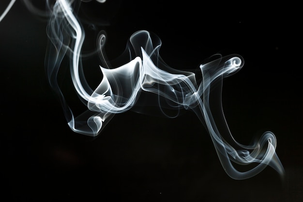 silhouette onduleuse de fumée blanche