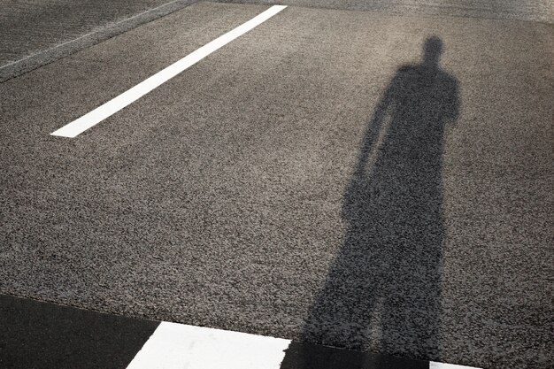 Silhouette de personne dans la ville