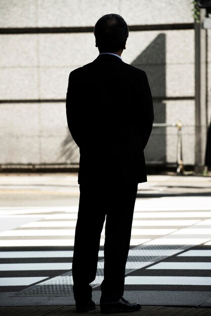 Silhouette de personne dans la ville