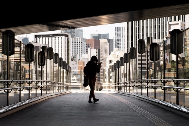 Silhouette de personne dans la ville