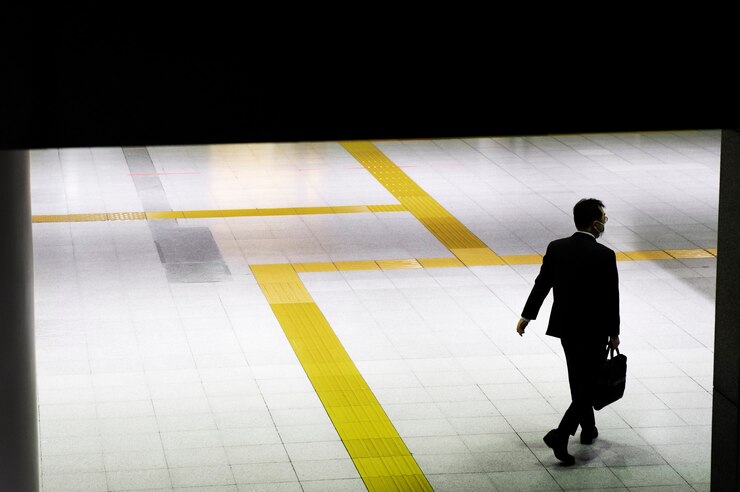 Photo gratuit silhouette de personne dans la ville