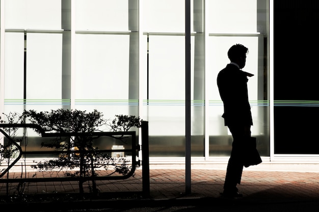 Silhouette de personne dans la ville