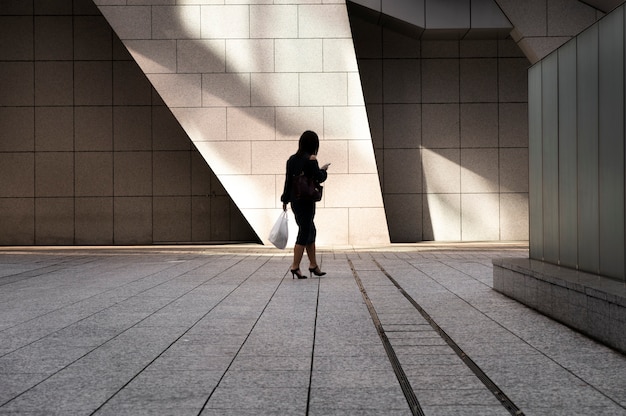 Silhouette de personne dans la ville