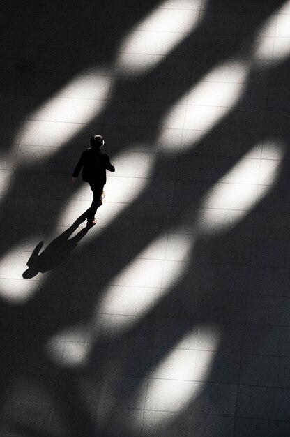 Silhouette de personne dans la ville