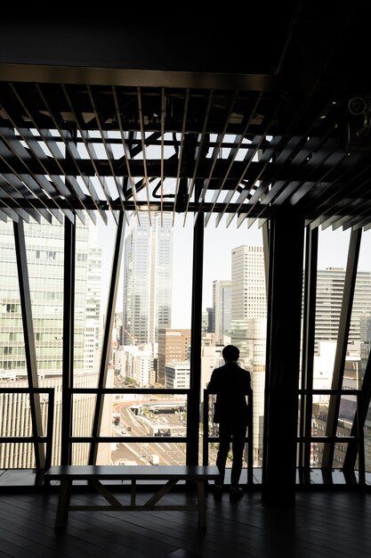 Silhouette de personne dans la ville