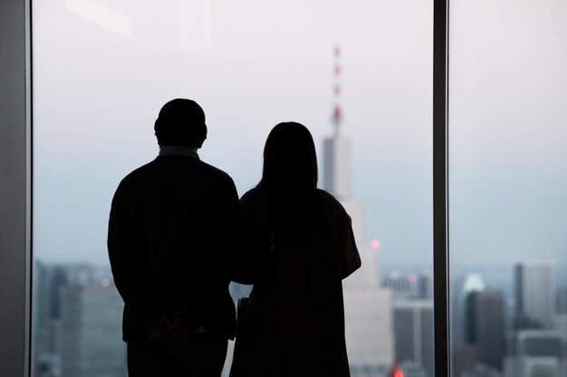 Silhouette de personnes dans la ville