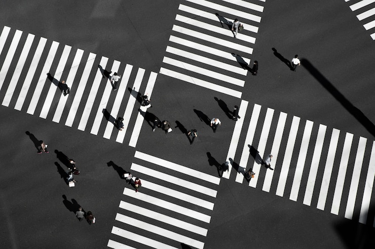 Photo gratuit silhouette de personnes dans la ville