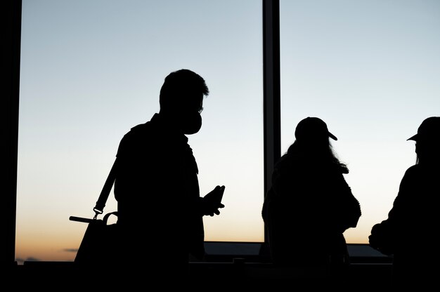 Silhouette de personnes dans la ville