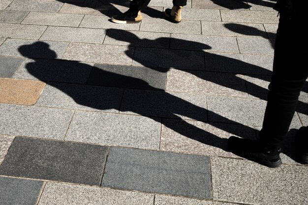 Silhouette de personnes dans la ville