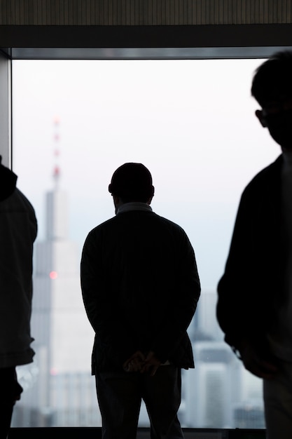 Photo gratuite silhouette de personnes dans la ville