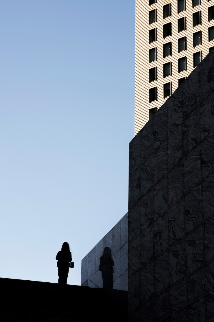 Photo gratuit silhouette de personnes dans la ville