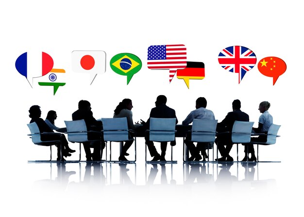Silhouette de personnes lors d'une réunion parlant de différents pays