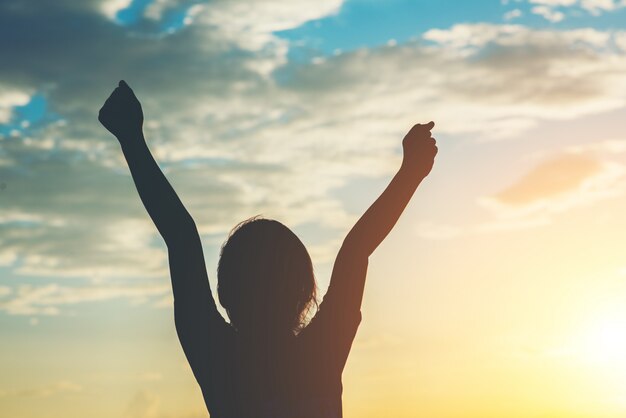 Silhouette, de, petite fille, élever main, à, temps heureux liberté