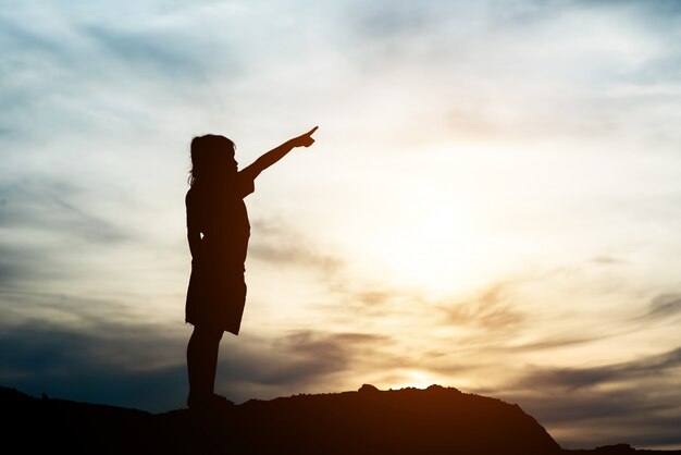 Silhouette, de, petite fille, élever main, à, temps heureux liberté