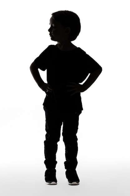 Photo gratuite silhouette de portrait classique d'enfant