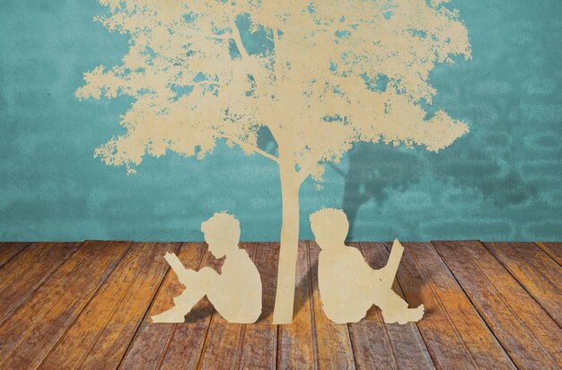 Silhouettes d&#39;arbres et de personnes sur un bois