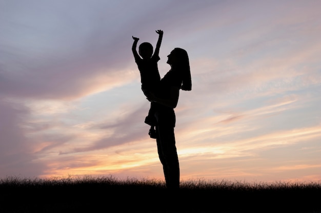 Silhouettes complètes de mère et d'enfant