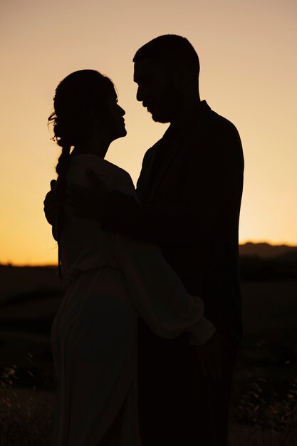 Silhouettes de couple marié coup moyen