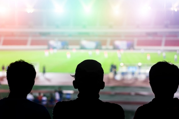 Silhouettes dans un stade de football