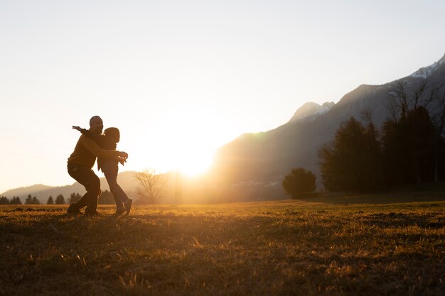 Silhouettes de familles dans la nature au coucher du soleil